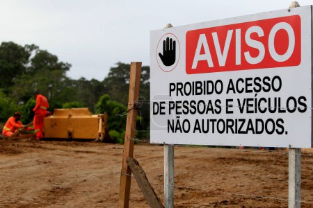 Téléchargez les photos : Ilheus, bahia, brésil - 23 mai 2022 : Travaux de construction de l'autoroute BA 649 reliant les municipalités d'Itabuna à Ilheus, dans le sud de Bahia. - en image libre de droit
