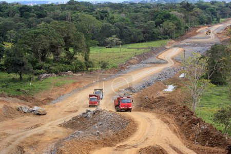 Téléchargez les photos : Ilheus, bahia, brésil - 23 mai 2022 : Travaux de construction de l'autoroute BA 649 reliant les municipalités d'Itabuna à Ilheus, dans le sud de Bahia. - en image libre de droit