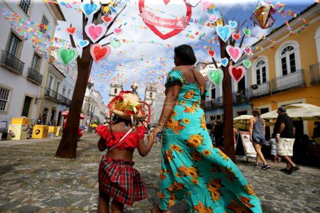 Foto de Salvador, bahia, brasil - 26 de junio de 2022: los niños visitan la decoración de la fiesta de Sao Joao en Pelourinho, centro histórico de la ciudad de Salvador - Imagen libre de derechos