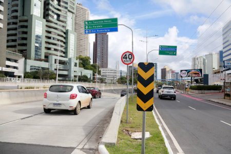 Téléchargez les photos : Salvador, bahia, brésil - 9 mai 2022 : panneaux routiers en forme de zèbre indiquant le danger et les écarts par rapport à la voie et à la route dans la ville de Salvador. - en image libre de droit