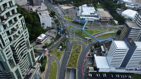 Téléchargez les photos : Salvador, bahia, brésil - 9 mai 2022 : vue aérienne du complexe routier de Tatti Moreno dans la ville de Salvador. - en image libre de droit