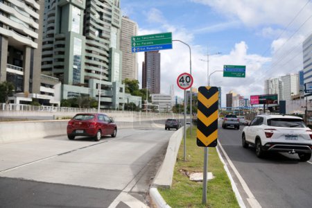 Téléchargez les photos : Salvador, bahia, brésil - 9 mai 2022 : panneaux routiers en forme de zèbre indiquant le danger et les écarts par rapport à la voie et à la route dans la ville de Salvador. - en image libre de droit