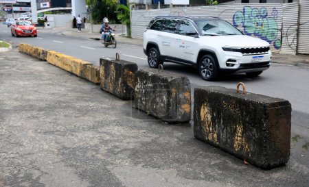 Foto de Salvador, bahia, brasil - 11 de agosto de 2023: bloque de mostrador de tráfico conocido como hielo baiano, visto en el bloqueo de una calle en salvador. - Imagen libre de derechos