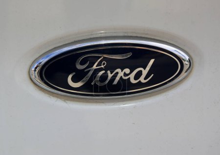 Téléchargez les photos : Salvador, bahia, brésil - 11 août 2023 : Ford symbole du constructeur automobile vu sur un véhicule dans la ville de Salvador. - en image libre de droit