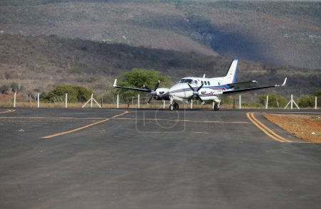 Téléchargez les photos : Ituacu, bahia, brésil - 25 août 2023 : avion Beechcraft C90A King Air - PP-EPS, vu à l'aérodrome de la ville d'Ituacu - en image libre de droit