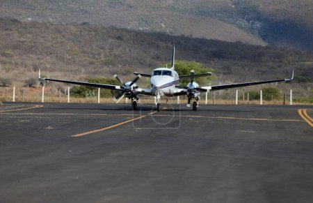 Foto de Ituacu, bahia, Brasil - 25 de agosto de 2023: aviones Beechcraft C90A King Air - PP-EPS, vistos en el aeródromo de la ciudad de Ituacu - Imagen libre de derechos