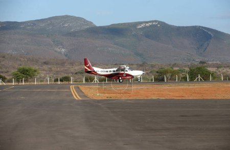 Téléchargez les photos : Ituacu, bahia, brésil - 25 août 2023 : aeronava cessna caravan 208b - PT-OGS - vue à l'aérodrome de la ville d'Ituacu - en image libre de droit