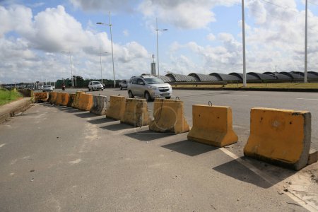 Foto de Salvador, bahia, brasil - septiembre, 2023: bloque de mostrador de tráfico conocido como hielo baiano, visto en el bloqueo de una calle en salvador. - Imagen libre de derechos