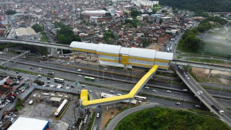Foto de Salvador, bahia, brasil 9 de mayo de 2023: vista aérea de la estación Campinas desde la sección 3 del metro de Salvador. - Imagen libre de derechos