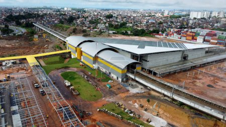 Foto de Salvador, bahia, brasil mayo 9, 2023: construcción de la estación de Aguas Claras y la estación de autobuses en Salvador. - Imagen libre de derechos