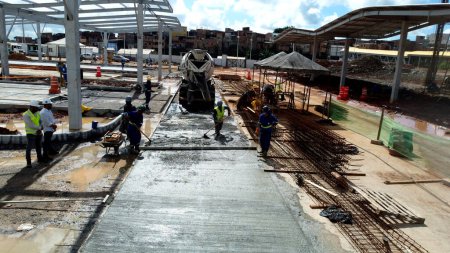 Foto de Salvador, bahia, brasil mayo 29, 2023: construcción de la estación de Aguas Claras y la estación de autobuses en Salvador. - Imagen libre de derechos