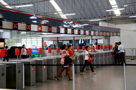 Foto de Salvador, bahia, brasil mayo 29,2023: pasajero usando la estación de metro en la ciudad de salvador. - Imagen libre de derechos