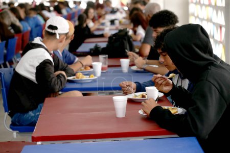 Téléchargez les photos : Curuca, bahia, brésil - 18 septembre 2023 : les élèves des écoles publiques sont vus dans la cafétéria en train de manger pendant les heures d'école. - en image libre de droit