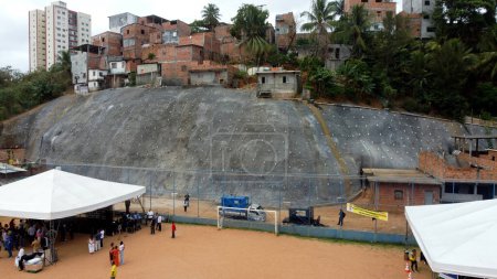 Foto de Salvador, bahia, Brasil - 5 de noviembre de 2023: muro de hormigón para la construcción de laderas en la ciudad de Salvador. - Imagen libre de derechos