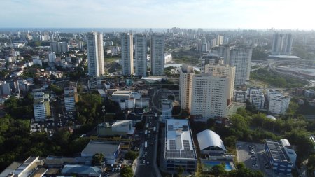Téléchargez les photos : Salvador, bahia, brésil - 23 novembre 2023 : vue aérienne des bâtiments résidentiels de la ville de Salvador - en image libre de droit