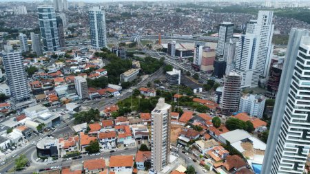 Téléchargez les photos : Salvador, bahia, brésil - 23 novembre 2023 : vue aérienne des bâtiments résidentiels de la ville de Salvad - en image libre de droit