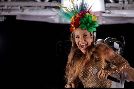 Foto de Salvador, bahia, brasil - 12 de febrero de 2024: la cantante Ivete Sangalo es vista durante una actuación en carnalva en Salvador - Imagen libre de derechos
