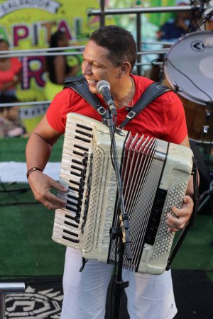 Foto de Salvador, bahia, brasil - 10 de febrero de 2024: el cantante Targino Gondim, un músico brasileño, es visto durante una actuación en el carnaval en la ciudad de Salvador - Imagen libre de derechos