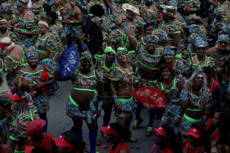 Téléchargez les photos : Salvador, bahia, brésil - 10 février 2024 : membres du groupe caranval Comme les Muquiranas sont vus pendant le carnaval dans la ville de Salvador. - en image libre de droit