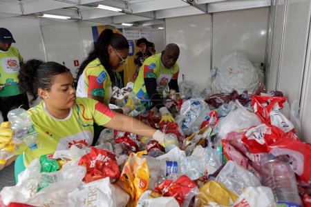 Foto de Salvador, bahia, Brasil - 11 de febrero de 2024: trabajador en un centro de reciclaje de residuos de carnaval en Salvador - Imagen libre de derechos