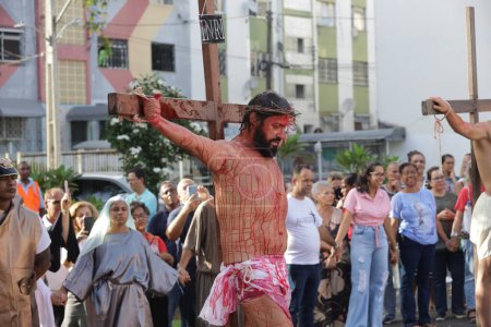 Téléchargez les photos : Salvador, bahia, brésil - 29 mars 2024 : les acteurs accomplissent la passion du Christ dans la ville de salvador. - en image libre de droit