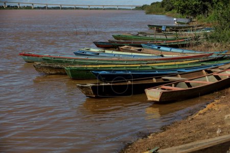 carinhanha, bahia, brésil - 13 avril 2024 : Des canots de pêcheurs sont vus coincés sur les rives de la rivière Sao Francisco dans la ville de Carinhanha.