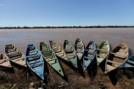 carinhanha, bahia, brésil - 13 avril 2024 : Des canots de pêcheurs sont vus coincés sur les rives de la rivière Sao Francisco dans la ville de Carinhanha.