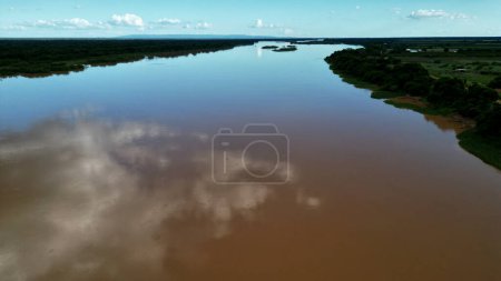 carinhanha, bahia, brésil - 13 avril 2024 : Vue aérienne de la rivière Sao Francisco dans la ville de Carinhanha.