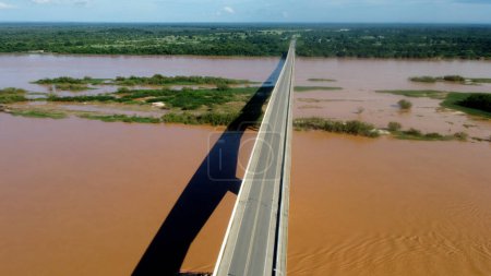 carinhanha, bahia, brésil - 13 avril 2024 : Vue du pont routier fédéral BR 030, au-dessus de la rivière Sao Francisco dans la ville de Carinhanha.