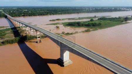 carinhanha, bahia, Brasil - 13 de abril de 2024: Vista del puente de la carretera federal BR 030, sobre el río Sao Francisco en la ciudad de Carinhanha.