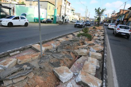 Téléchargez les photos : Salvador, bahia, brésil - 9 mai 2024 : trottoir piétonnier détruit dans la banlieue de Salvador. - en image libre de droit