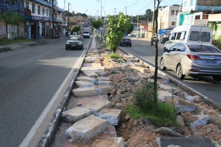 Téléchargez les photos : Salvador, bahia, brésil - 9 mai 2024 : trottoir piétonnier détruit dans la banlieue de Salvador. - en image libre de droit