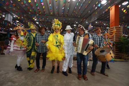 Foto de Salvador, bahia, brasil - 28 de mayo de 2024: Pandilla de junio realiza durante la celebración de las festividades de Sao Joao, en la ciudad de Salvador. - Imagen libre de derechos
