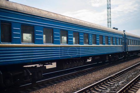 Foto de Tren azul en la estación de tren. - Imagen libre de derechos