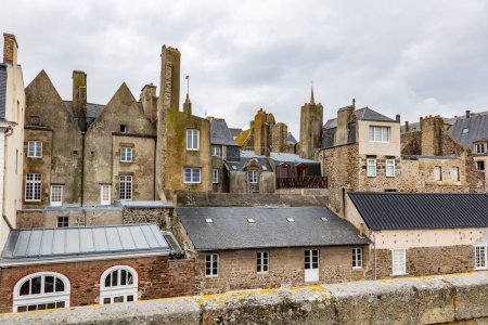 Téléchargez les photos : Vue sur les bâtiments de la ville de Saint Malo, France - en image libre de droit