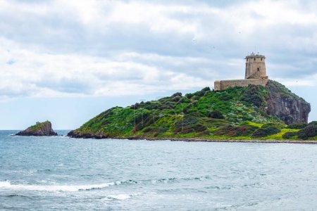 Téléchargez les photos : Phare sur la rive de l'île, Sardaigne, Italie - en image libre de droit