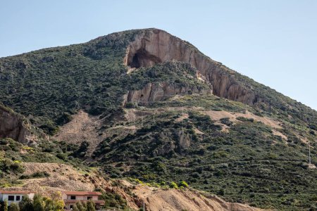 Foto de Cueva en la colina, vista desde el pie de la montaña - Imagen libre de derechos