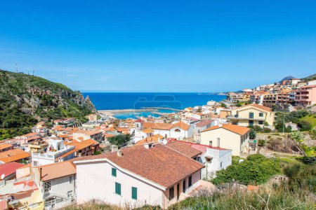 vista desde la cima de la colina a una hermosa y pintoresca ciudad de Buggerru, Cerdeña, Italia, a orillas del mar Mediterráneo