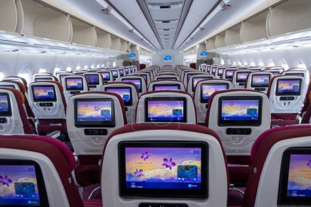 Foto de Bangkok Tailandia, 7 de julio de 2023 .IFE Sistema de entretenimiento en vuelo y asientos de clase econimy en el avión de las vías aéreas tailandesas. - Imagen libre de derechos