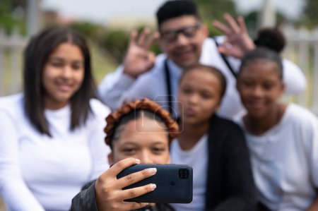Téléchargez les photos : Groupe de personnes vues prendre un selfie - en image libre de droit