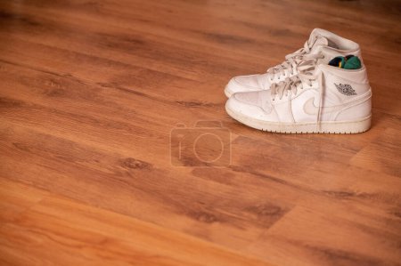 Foto de Gqeberha, Sudáfrica diciembre 2022 Blanco Air Jordan zapatillas de deporte vistas en el suelo de madera - Imagen libre de derechos