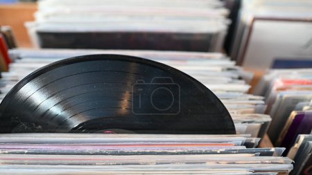 Téléchargez les photos : Gros plan du disque vinyle en pile - en image libre de droit