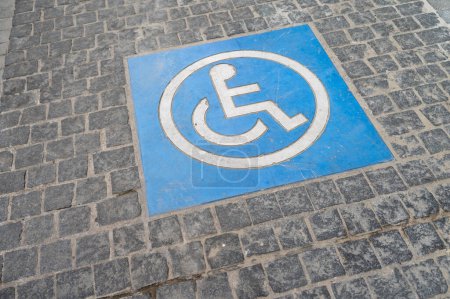 Foto de Señal para personas con discapacidad vista en la calle - Imagen libre de derechos