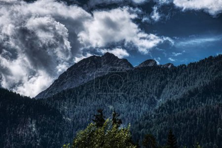 Foto de El macizo del Monte Serla, 2378 metros, se eleva por encima de los bosques del valle de Braies. Imagen HDR - Imagen libre de derechos