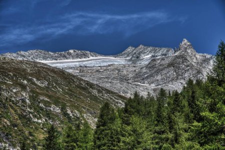 Foto de El glaciar Neves se encuentra a más de 3000 metros de altura en un lado del valle de Aurina en la frontera entre Italia y Austria. Imagen HDR - Imagen libre de derechos