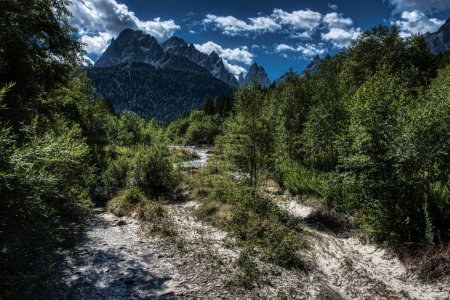 Téléchargez les photos : La Croda Rossa di Sesto situé sur le côté gauche à l'entrée de la Val Fiscalina, une montagne de 2939 mètres de haut. Image HDR - en image libre de droit
