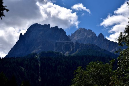 Téléchargez les photos : Montagnes bordant l'entrée de la Val Fiscalina, le Costoni di Croda Rossa et la Croda Rossa 2939 mètres de haut - en image libre de droit
