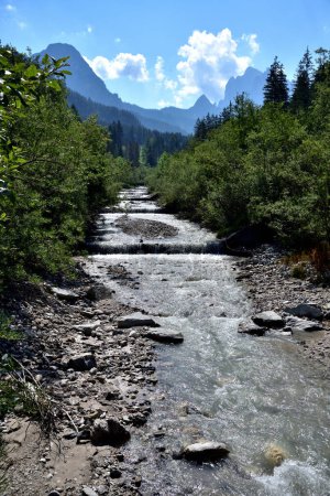 Téléchargez les photos : Les eaux descendent des montagnes dans le ruisseau de Val Fiscalina - en image libre de droit