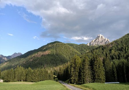 Foto de Mañana en el valle de Braies con los vastos bosques coronados por los picos del Monte Pollice y el Monte Serla - Imagen libre de derechos