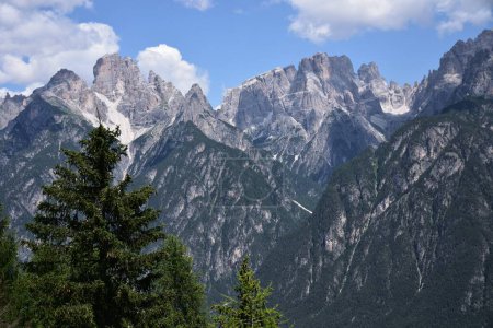 Téléchargez les photos : Groupe de Dolomites à l'extrémité nord de Cadore, avec Monte Paterno à 2744 mètres et Punta dell'Agnello à 2570 mètres de haut - en image libre de droit